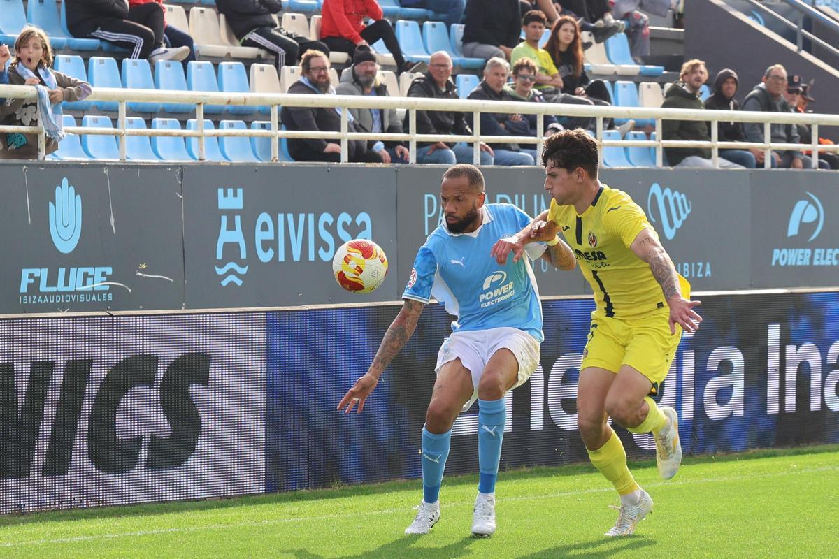 Bebé protege el balón en una disputa durante el encuentro frente al Villarreal B