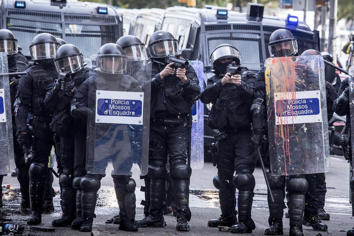 Identificat el mosso que va disparar un projectil de foam que va ferir un manifestant en un testicle