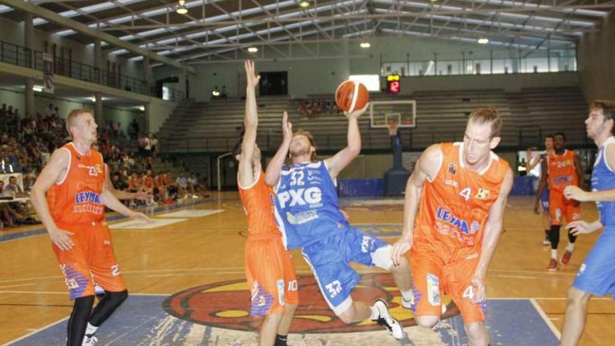 Derksen entra a canasta en el partido de Copa Galicia ante el Leyma Basket. // Santos Álvarez