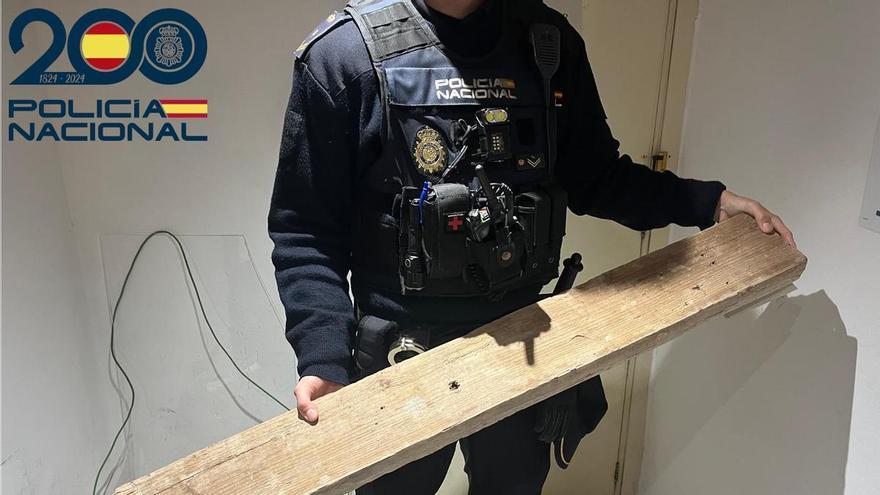 ma por golpear coches y tiendas con un tablón de madera