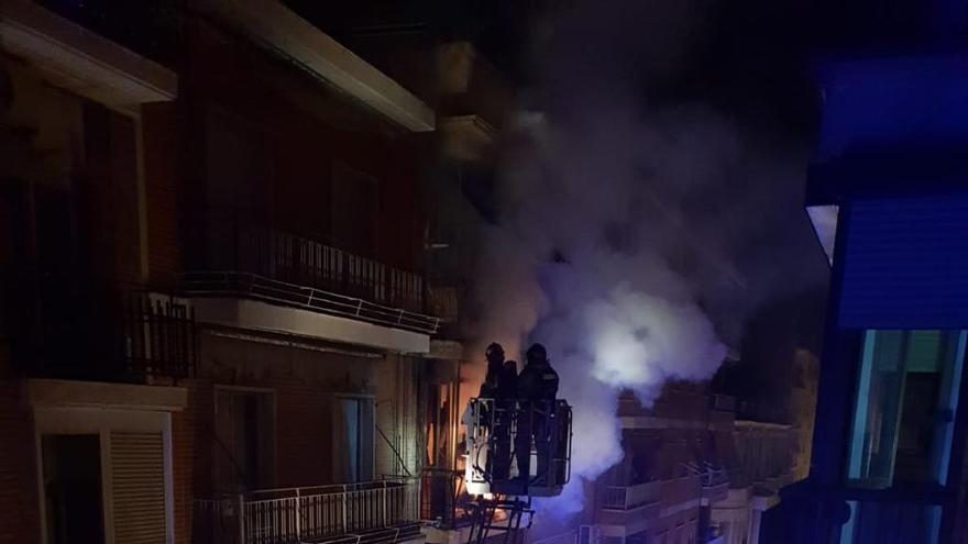 Los bomberos trabajan para sofocar las llamas.