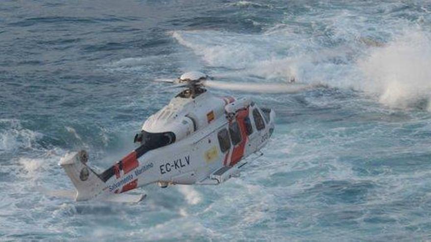 Un helicóptero rastrea la zona del naufragio.