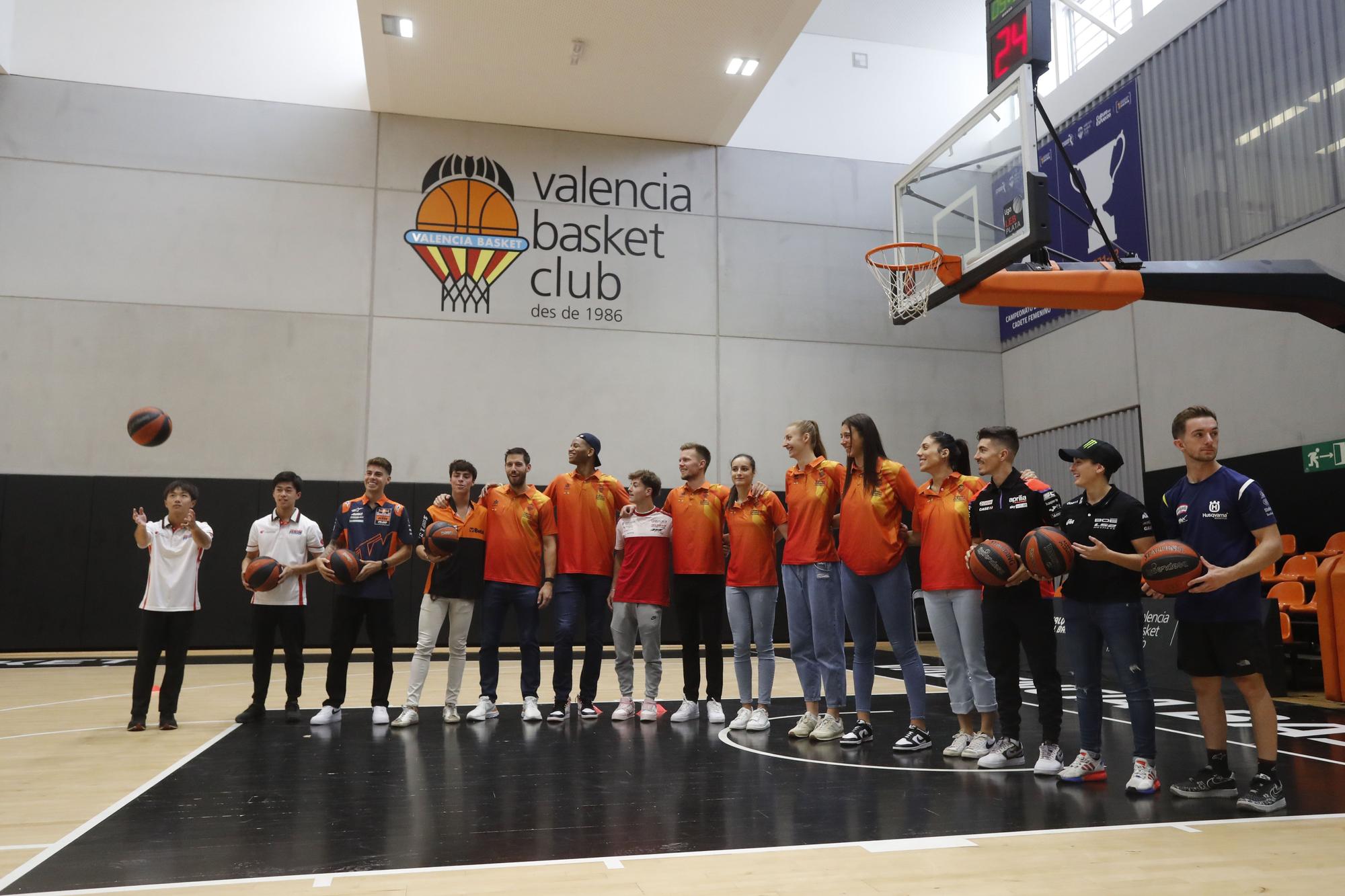 Los pilotos del Mundial de Motociclismo juegan a baloncesto en L´Alqueria del Basket