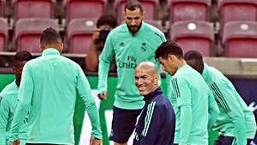 Zidane, ayer en el entrenamiento del Madrid en Estambul.