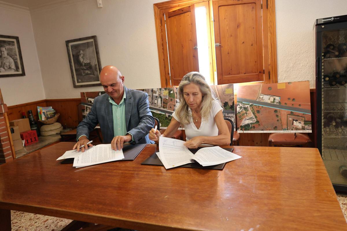 Firma del convenio entre Vicent Marí y Carmen Ferrer.