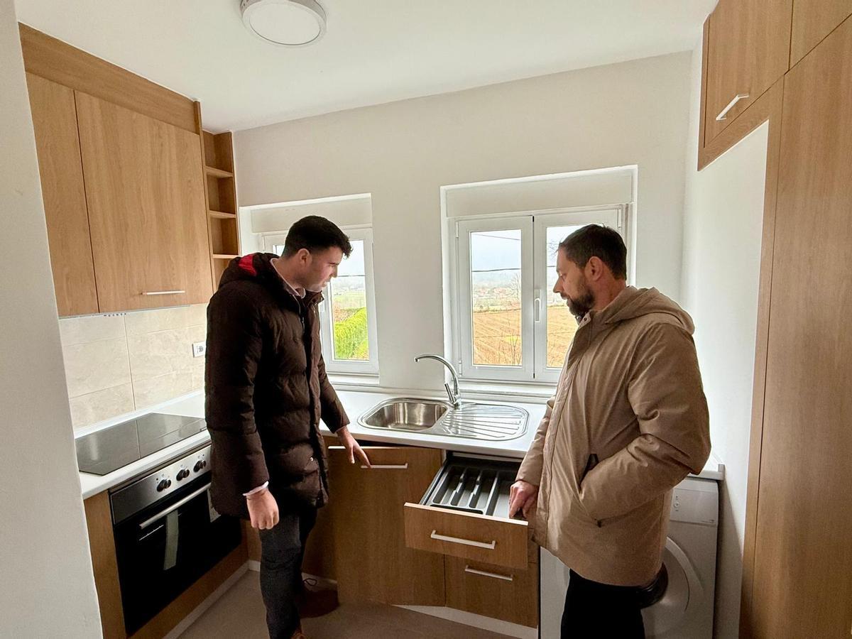 Gonzalo Louzao, esquerda, visitando unha das vivendas.