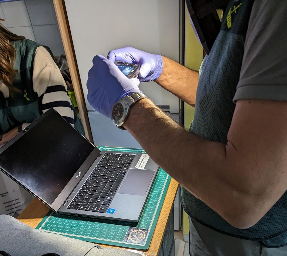 Un momento del registro de la Guardia Civil en un domicilio de Estepona.