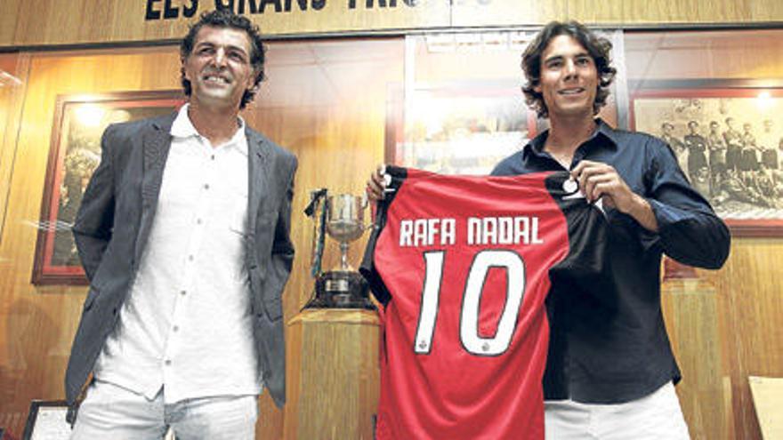 Rafel Nadal, nuevo accionista, posa con una camiseta junto a su tío Miquel Angel.