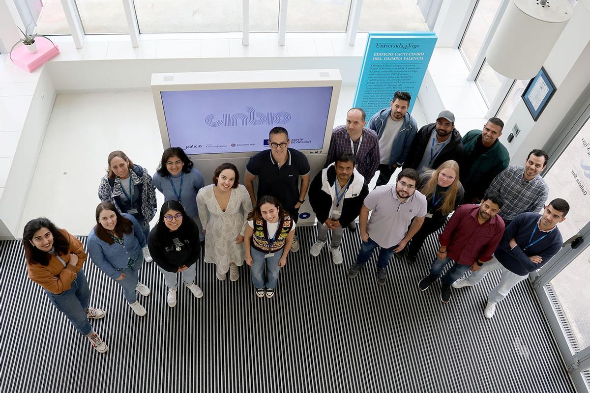 El director del Cinbio, Miguel Correa, y algunos de los científicos extranjeros del centro.