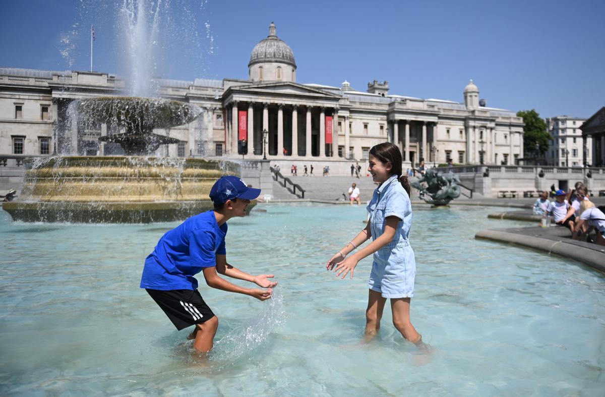 La gente juega en una fuente en Trafalgar Square en Londres, Gran Bretaña ya que el Reino Unido podría tener su día más caluroso registrado. 