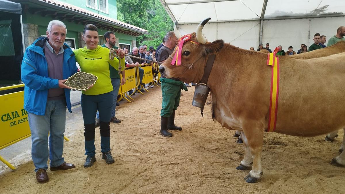 &quot;Libertaria&quot; de Covadonga Traviesa, Cangas de Onís, recibe el premio de Miguel Ángel Iglesias, alcalde de Caso