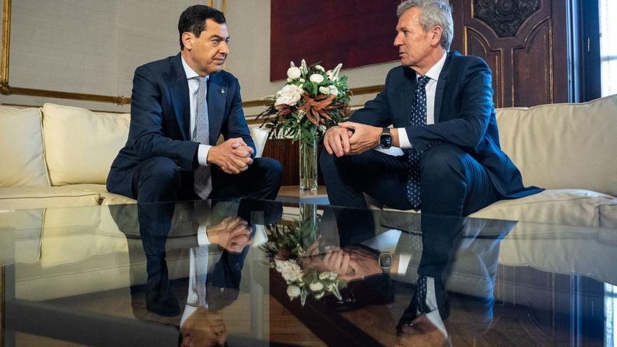 Juanma Moreno y Alfonso Rueda, ayer, en la sede de la Junta de Andalucía en Sevilla. | LOC