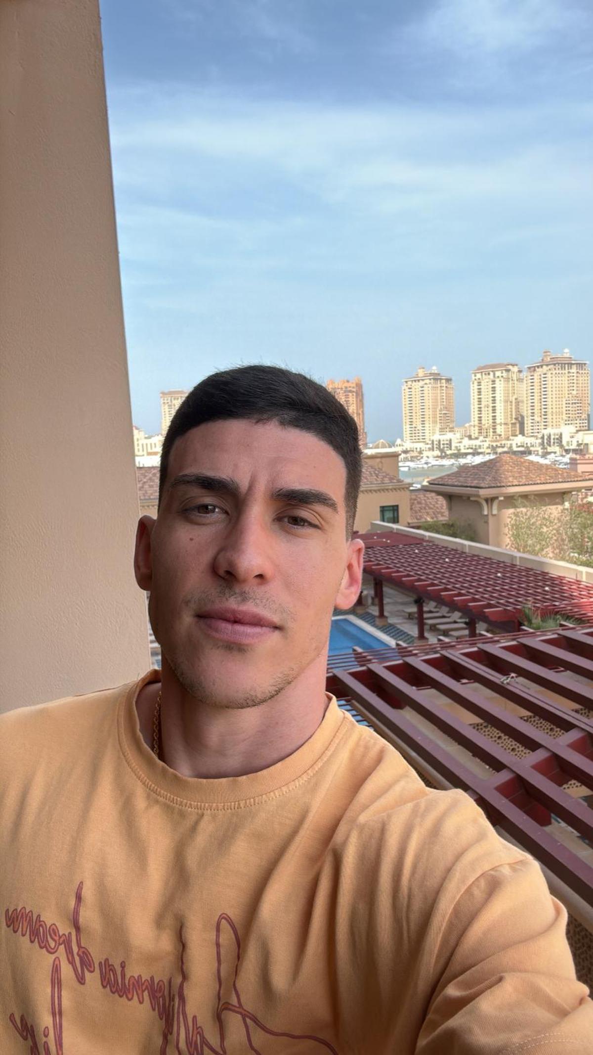 Ethyan González posa este domingo 1 de marzo de 2026 en el balcón de su casa en Doha, Qatar.