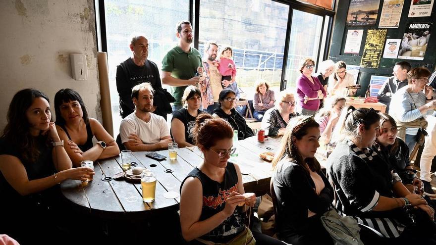 La ciencia toma la taberna en el estreno de Pint of Science en Pontevedra