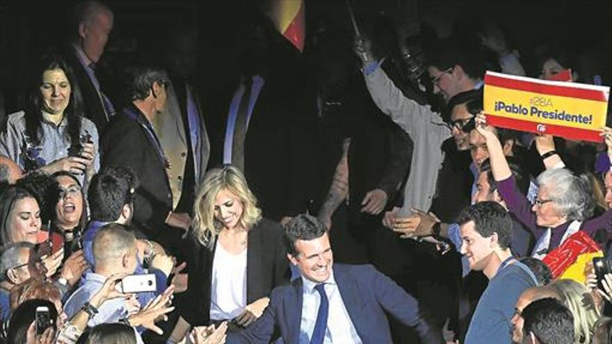 Casado teme el auge ultra y le abre la puerta del Gobierno