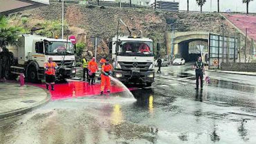 Unos operarios trabajan al comienzo de la Avenida José Sánchez Peñate.