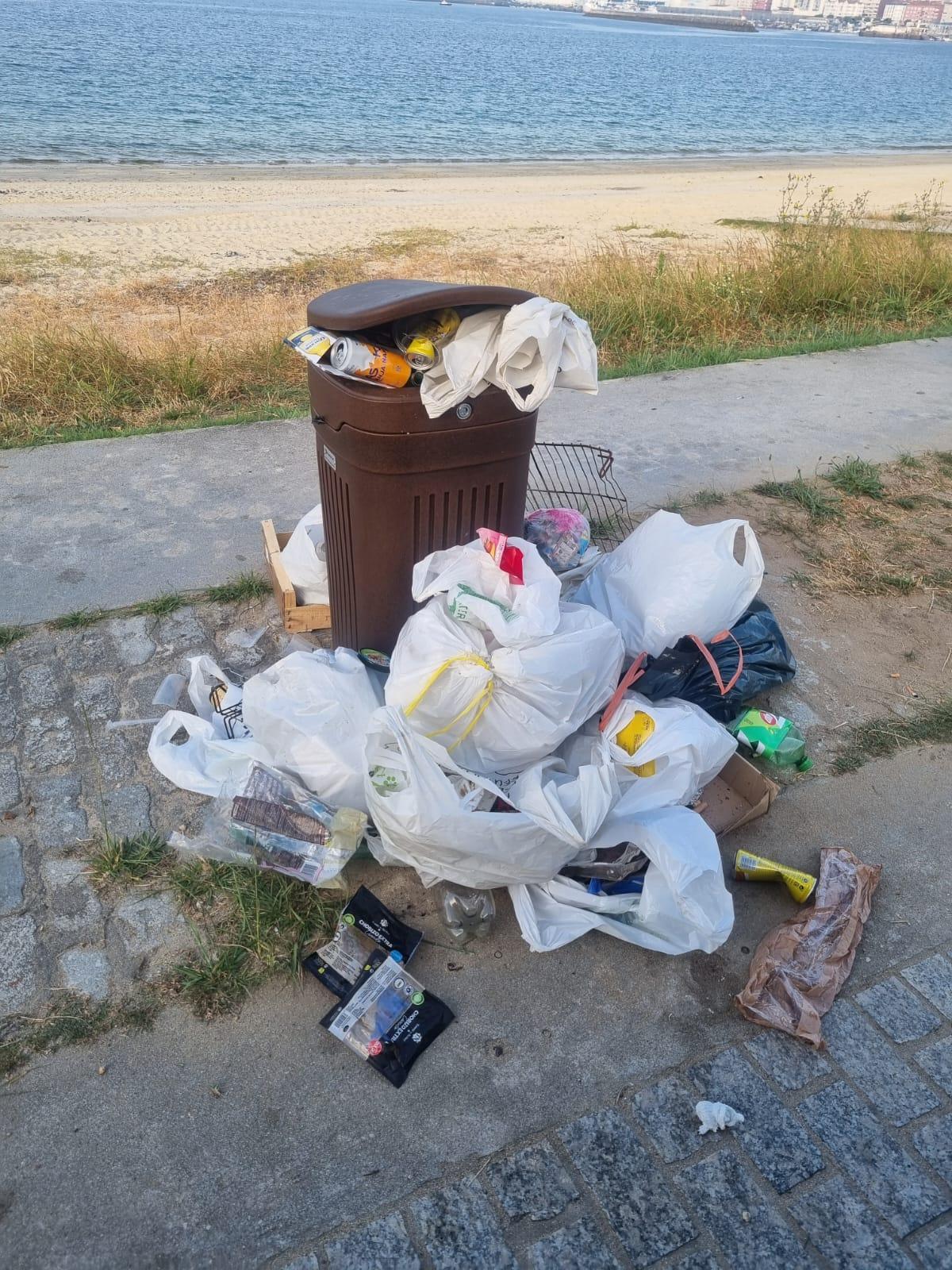Los equipos de limpieza eliminan la basura de San Juan en las playas de Cangas