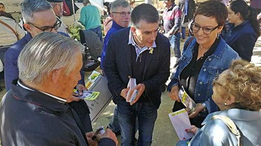 Montse Bassa, amb l&#039;alcalde de Salt i Joan Margall, ahir.