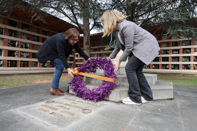 FOTOGALERÍA I Vila-real rinde homenaje a los represialados del franquismo en el cementerio municipal