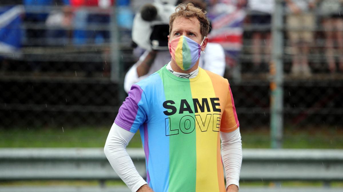 Sebastian Vettel con una camiseta con el arcoíris en el Gran Premio de Hungría.