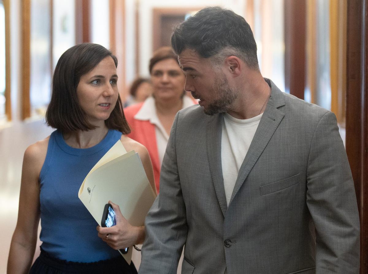 La secretaria general de Podemos, Ione Belarra, y el portavoz de ERC, Gabriel Rufián, en los pasillos del Congreso.