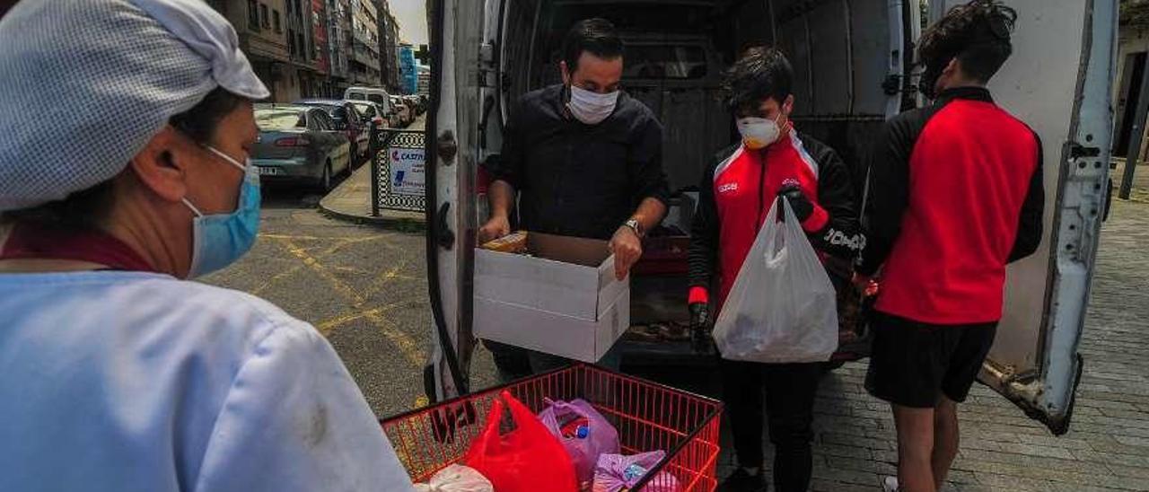 El Arosa hizo entrega de alimentos a Cáritas en el día de ayer. // Iñaki Abella