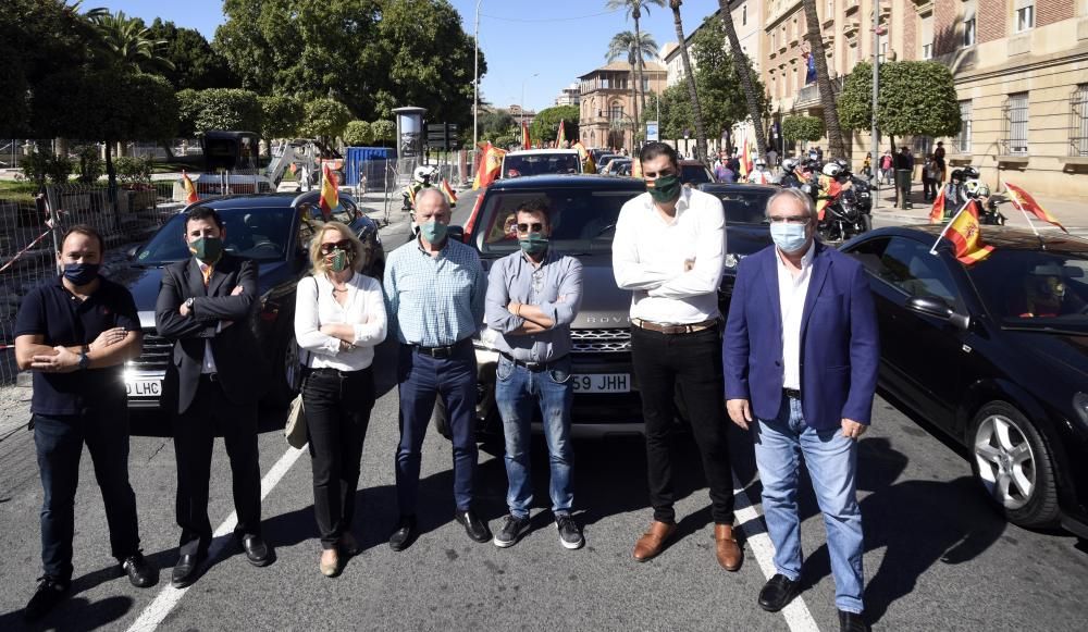 Un millar de coches protestan contra el Gobierno en la manifestación de Vox