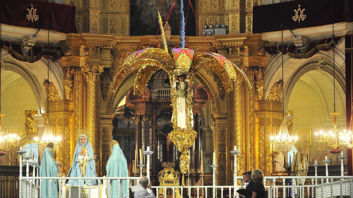 Una representación del Misteri en la basílica de Santa María, en Elche