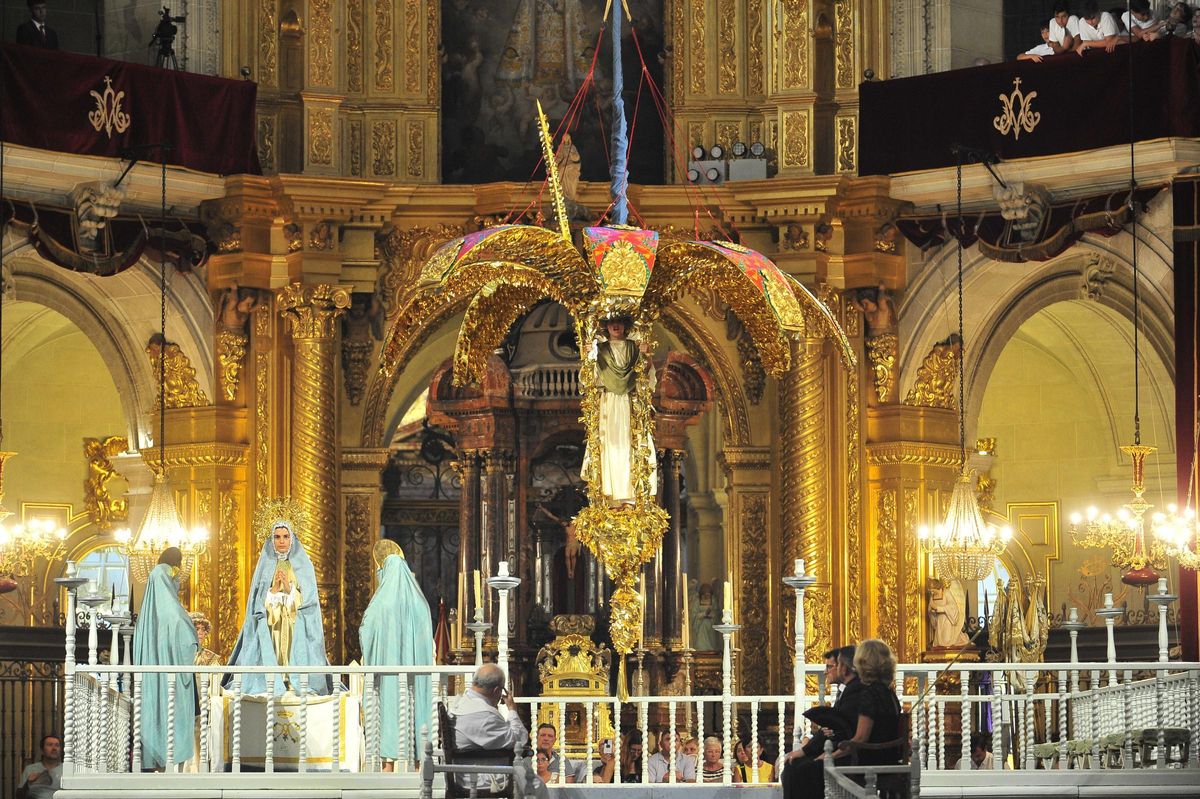 Una representación del Misteri en la basílica de Santa María, en Elche