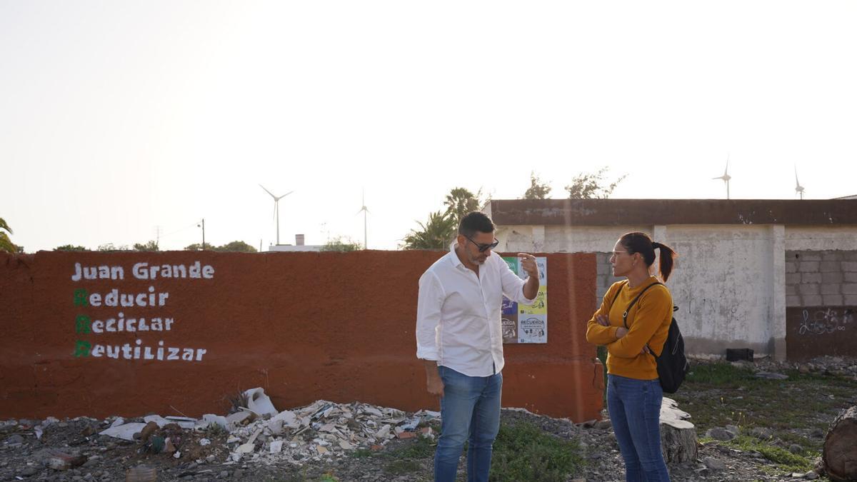 El concejal de Urbanismo de San Bartolomé de Tirajana, Alejandro Marcihal, mostrándole a Pino, una de las vecinas de El Matorral, la parcela E donde se construirán las viviendas sociales de El Matorral. Foto del año 2024.