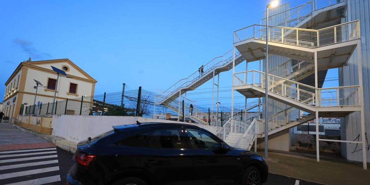 El planteamiento de Adif es construir un amplio paso subterraneo para permeabilizar las vias del tren a la altura de la estación de Renfe y suprimir la actual pasarela metálica elevada.