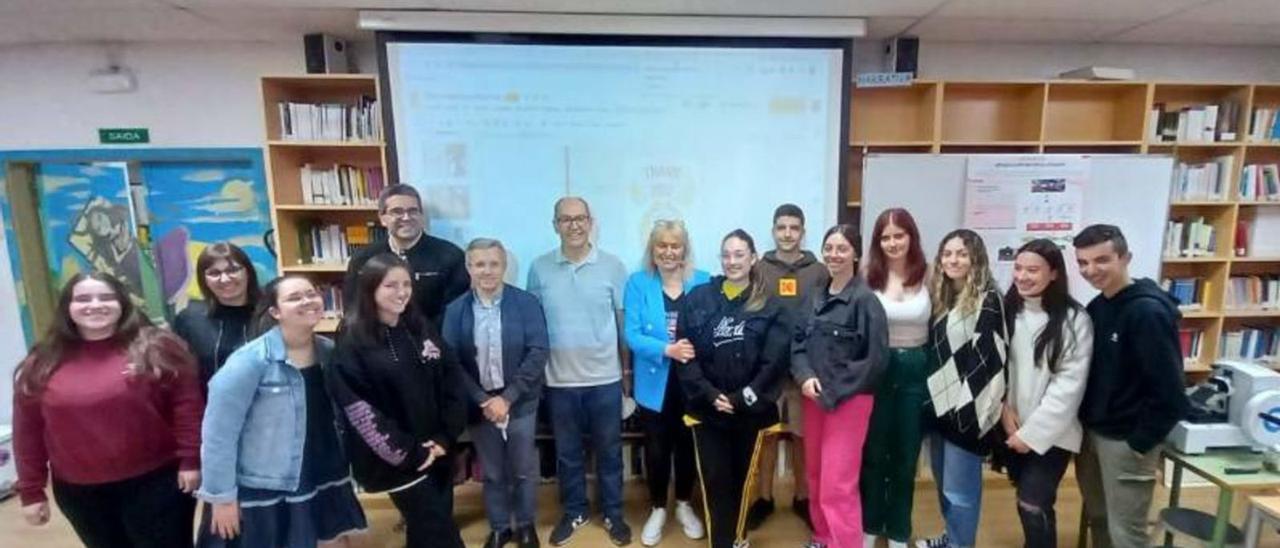 Grupo de alumnos, ayer en el instituto, con la comisión de evaluación.