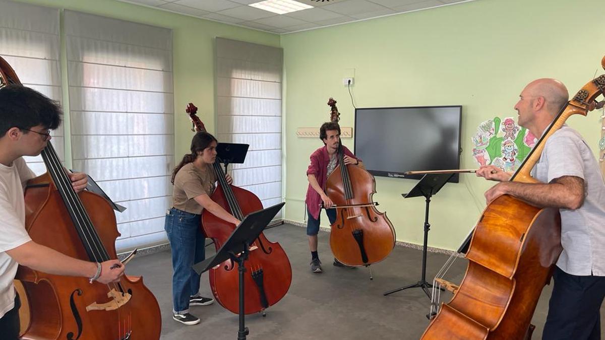 Ensayo de chelo de los integrantes de la Orquestra de l'Horta Sud.