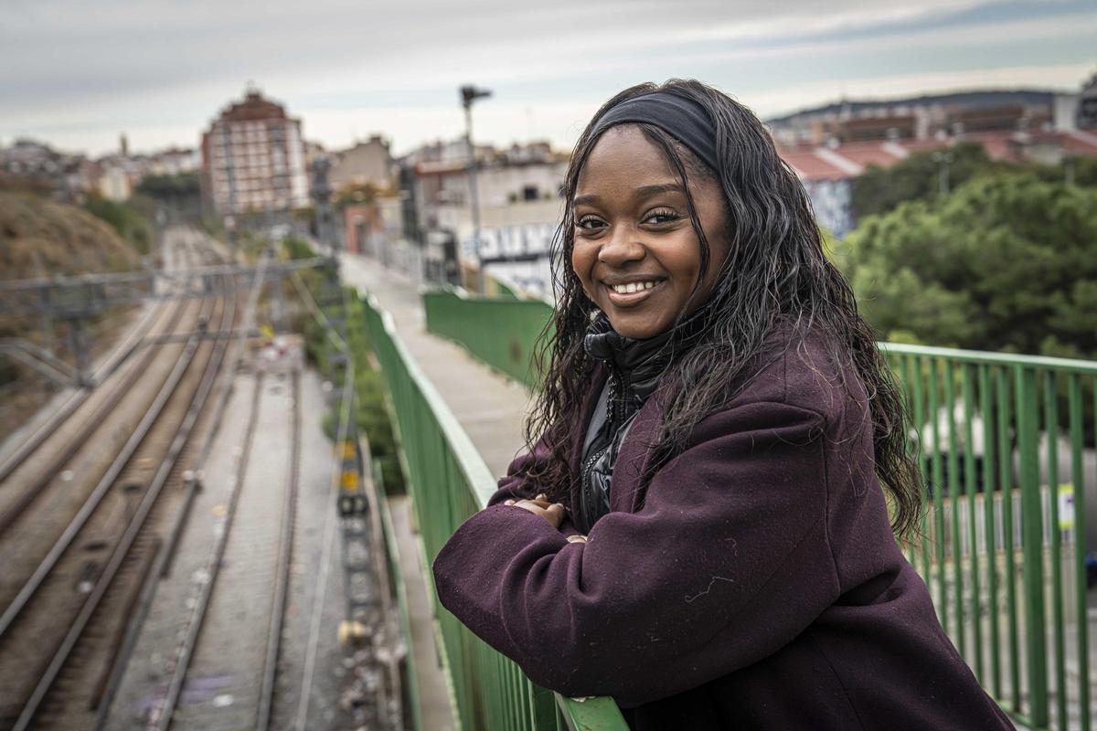 Estela Alais, en el puente de Matacavalls, que salva las vías del tren que dividen en dos L'Hospitalet de Llobregat