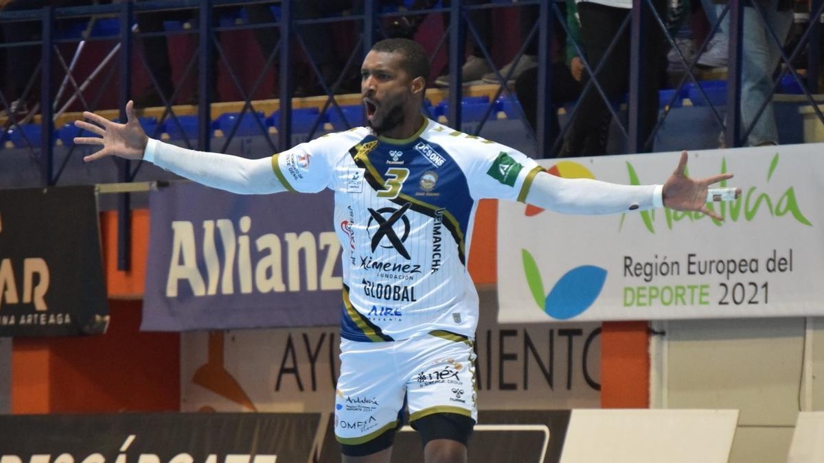 Delcio Pina celebra un gol en un partido con el Ángel Ximénez Puente Genil.