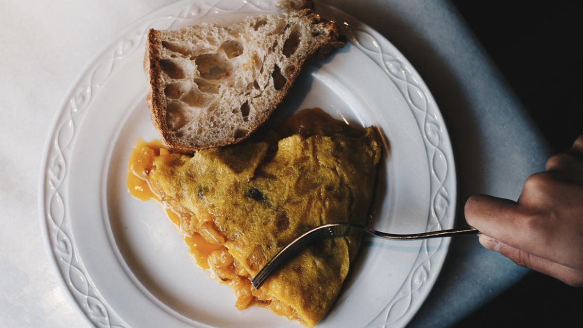Desayunar tortilla en La Primera, un lujo accesible.