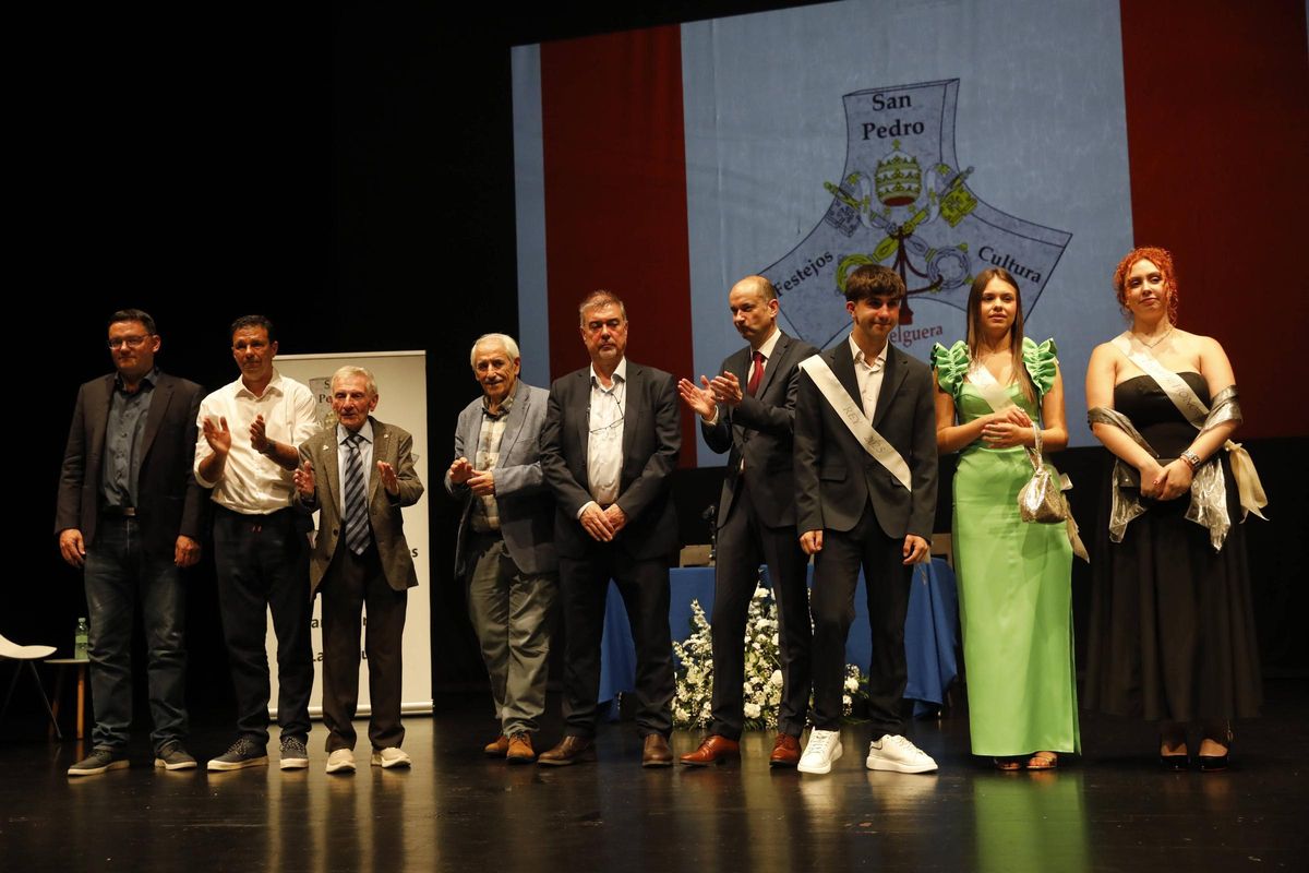 Un momento dle pregón, con todos sus protagonistas en el escenario.