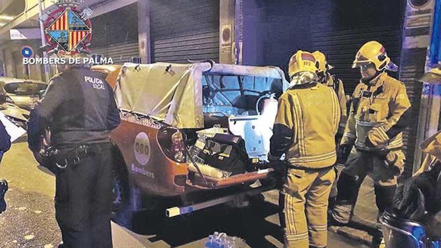 Los bomberos, durante las mediciones del gas acumulado en el domicilio.