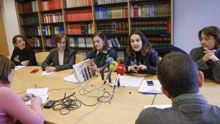 Por la izquierda, Almudena López, Lucía Gutiérrez, Pilar Martínez Ceyanes, María Martín y María Teresa Alonso.