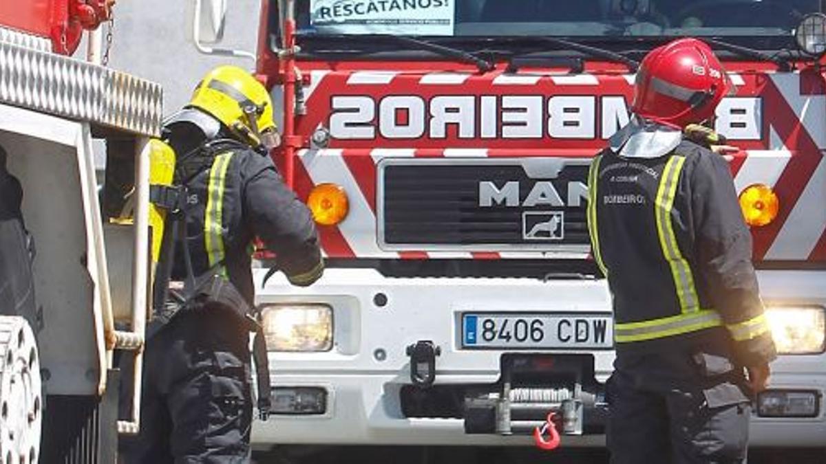 Bomberos comarcales durante una intervención.