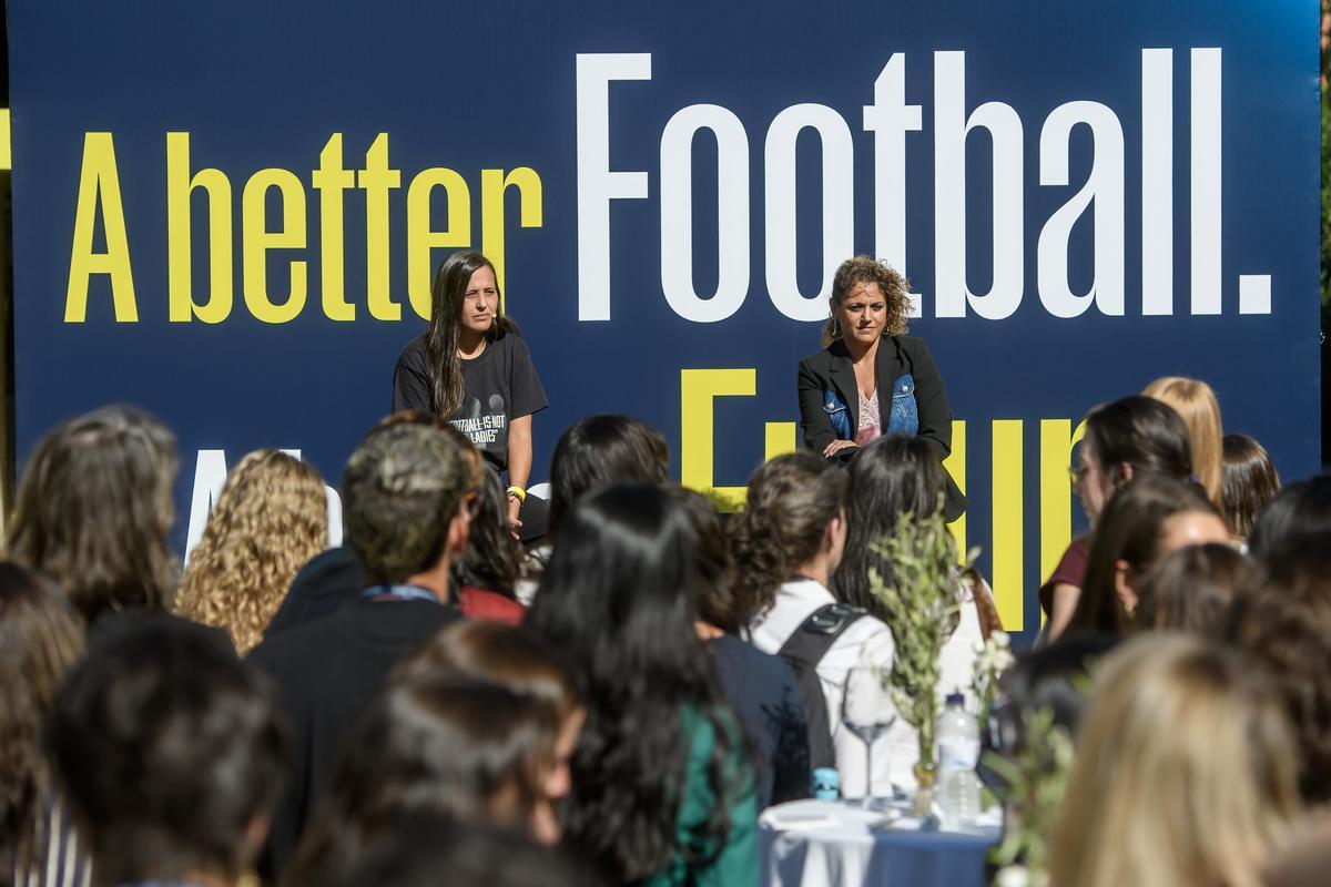 Aintzane Encinas, presidenta de la Fundación Tximist, junto a Beatriz Álvarez, presidenta de la Liga F.