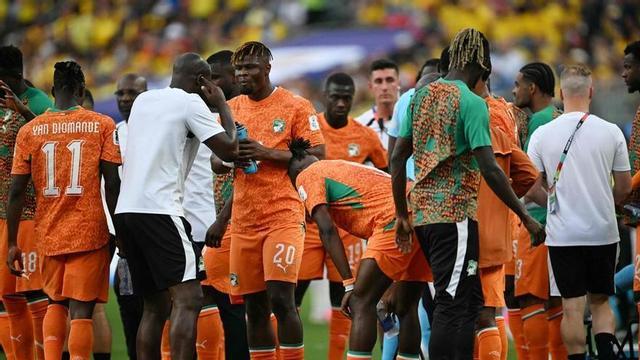 Els jugadors de Costa d’Ivori, durant la pausa d’hidratació en el seu partit contra l’Equador.