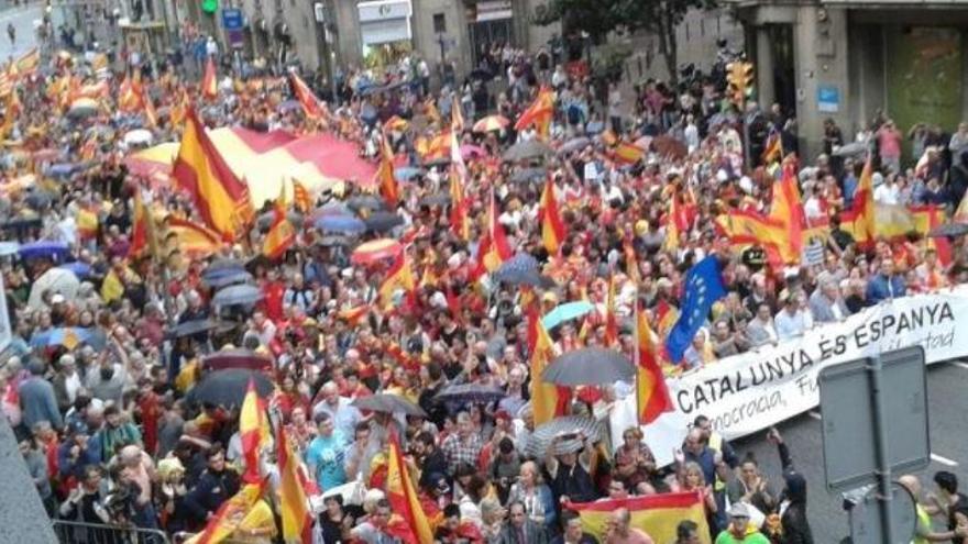 Unes 5.500 persones es manifesten pel centre de Barcelona contra el referèndum