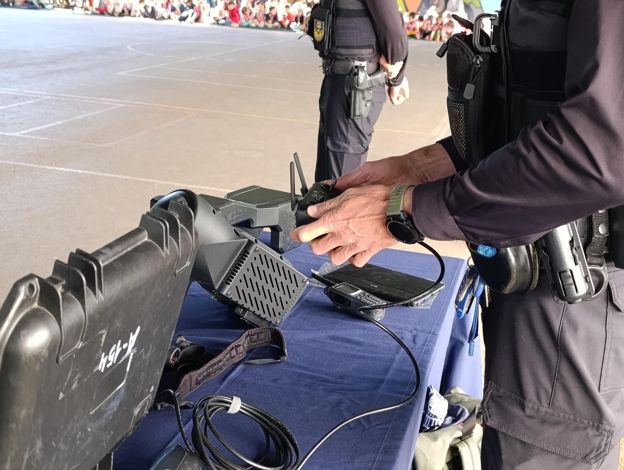 Así fue la exhibición de la Policía Nacional en el colegio La Fresneda, en Siero