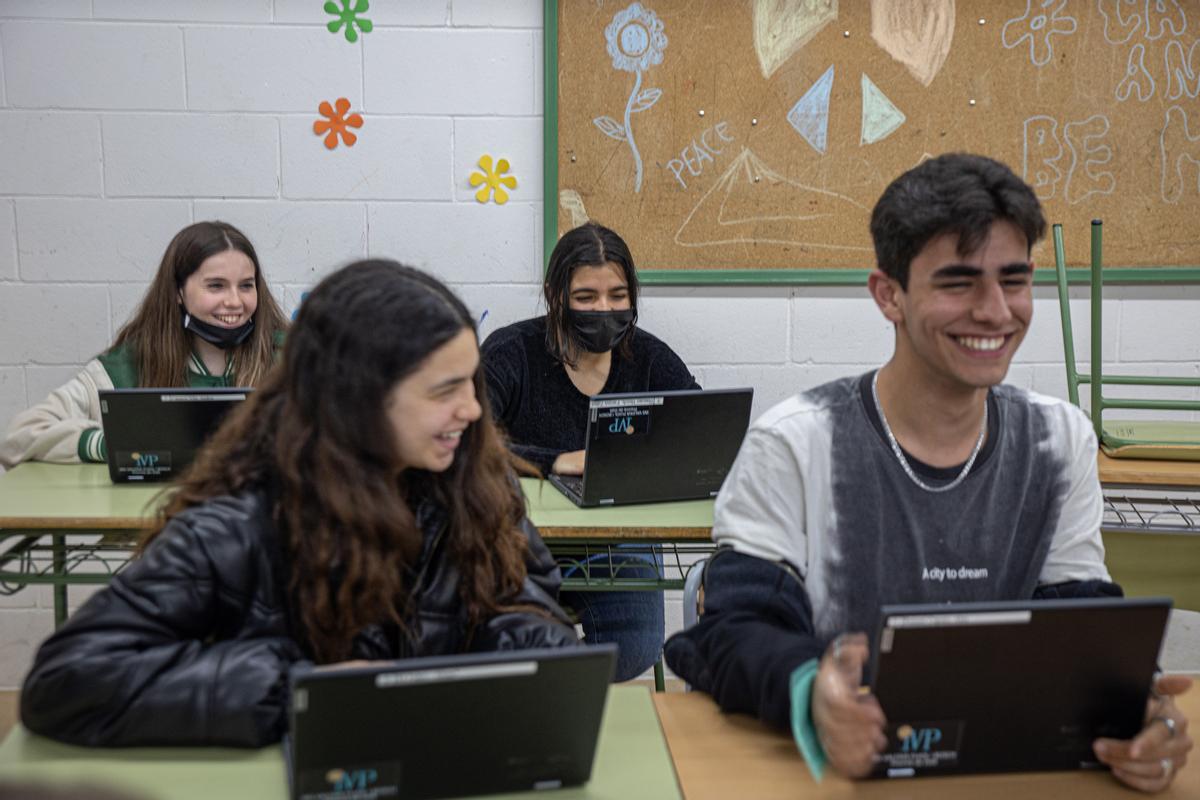 Cuatro alumnos de la ESO del Institut Valerià Pujol de Premià de Dalt, dos con mascarilla y dos sin.