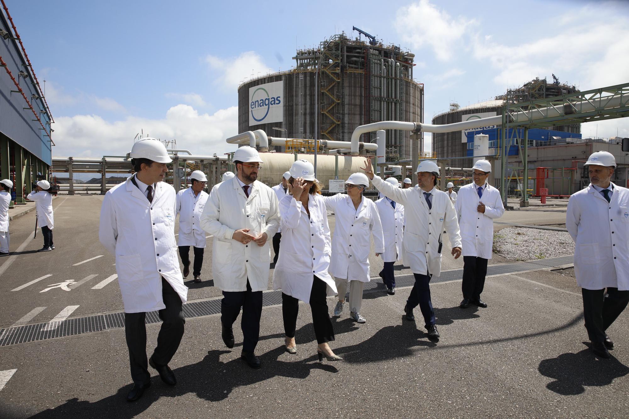 Teresa Ribera visita la planta regasificadora de El Musel