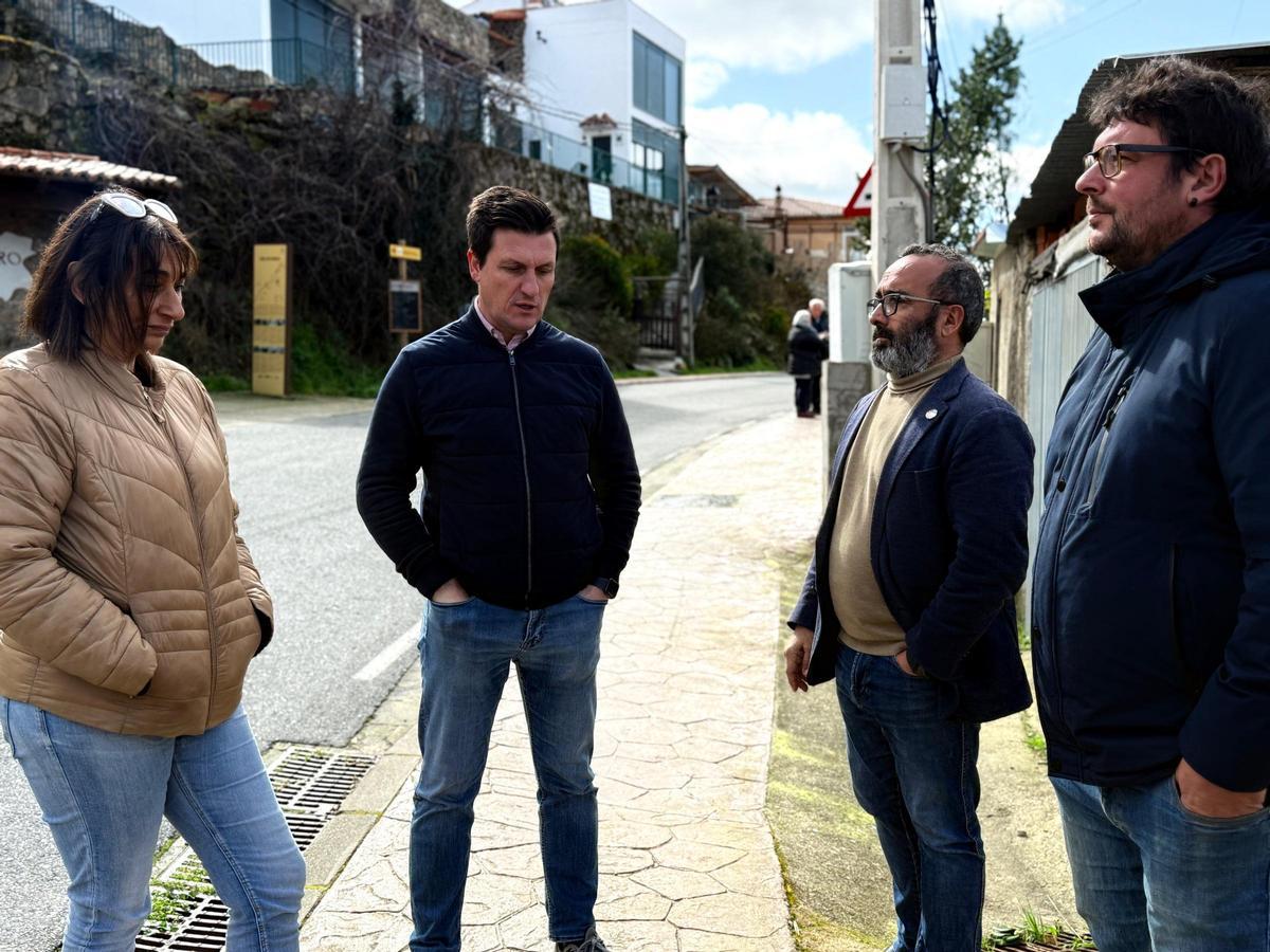 Miguel Ángel Morales, con Fernando García Nicolás y César Martín, en su visita a Segura de Toro.