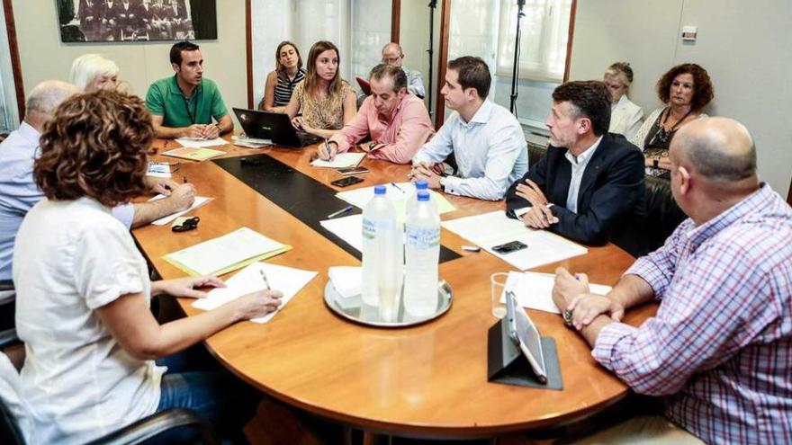 La reunión entre Maestros Capacitados y sindicatos y partidos políticos, ayer en la Junta.