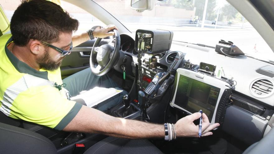 Un agente durante un control de velocidad en la Región.