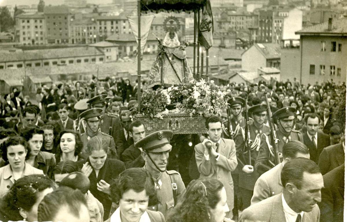 Astra (Oviedo). Peregrinación de la Virgen de Covadonga por Asturias. Subida a San Pedro de los Arcos, Oviedo, 12/6/1951 | Donación María Luisa López Llano
